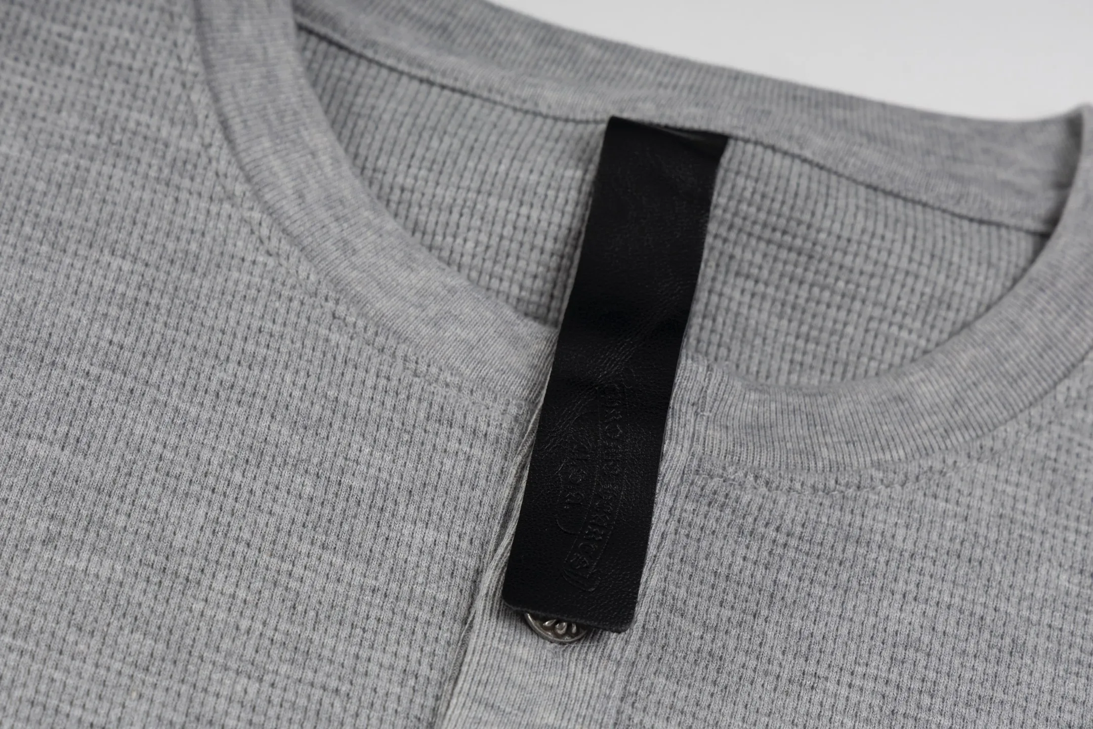 🅿️440 [Exclusive supply] CH Croix Heart Cross Leather Waffle Sweatshirt (grey) The fabric is made of 350g cotton waffle double-layer material before washing, which distinguishes the low-gram weight cut corners and non-pure cotton market products. The silver buckles and scrolls are made of antique bronze and real silver (the materials have reached the market's 300+ quality). The leather label is still made of genuine imported lambskin. The most important thing is the hand-sewn leather (the cost of manual work is high) in the fabric and hardware A lot of effort has been put into the craftsmanship. The top quality in the market and the industry benchmark are only owned by a few people. Size:S/M/L